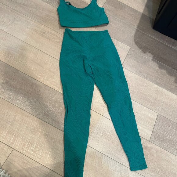 ONZIE WOMENS GREEN TEXTURED 2 PIECE LEGGINGS & SPORTS BRA M/L - Picture 1 of 12